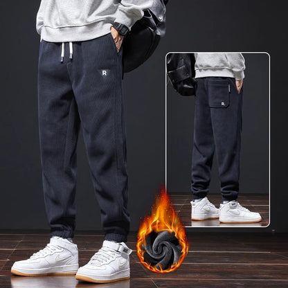 🔥【M-5XL】👖 Nove muške zimske hlače - zadebljani kord s flis podstavom; tople i ležerne muške hlače